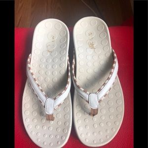 Orthaheel flip flops sz 7